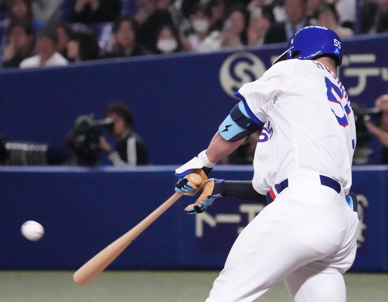 中日対楽天　1回裏中日1死一、三塁、左越え3点本塁打を放つ細川（撮影・森本幸一）