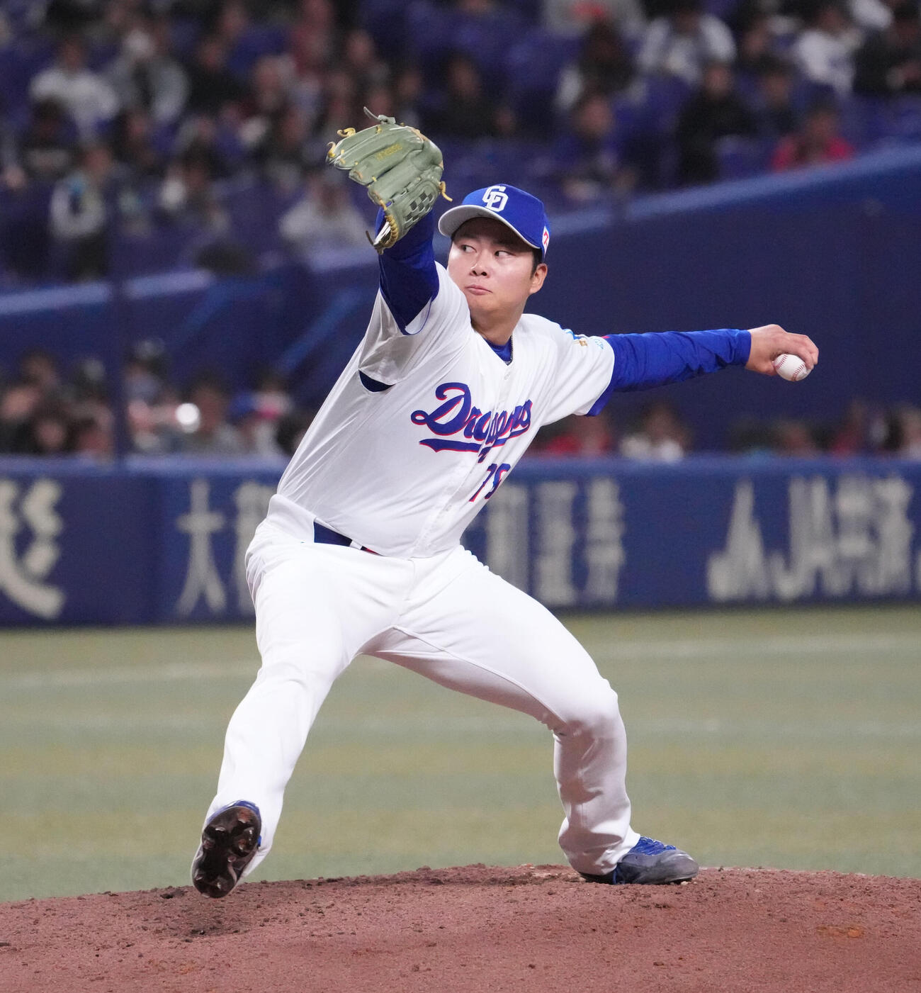 中日対楽天　7回表、中日3番手で登板する近藤（撮影・森本幸一）