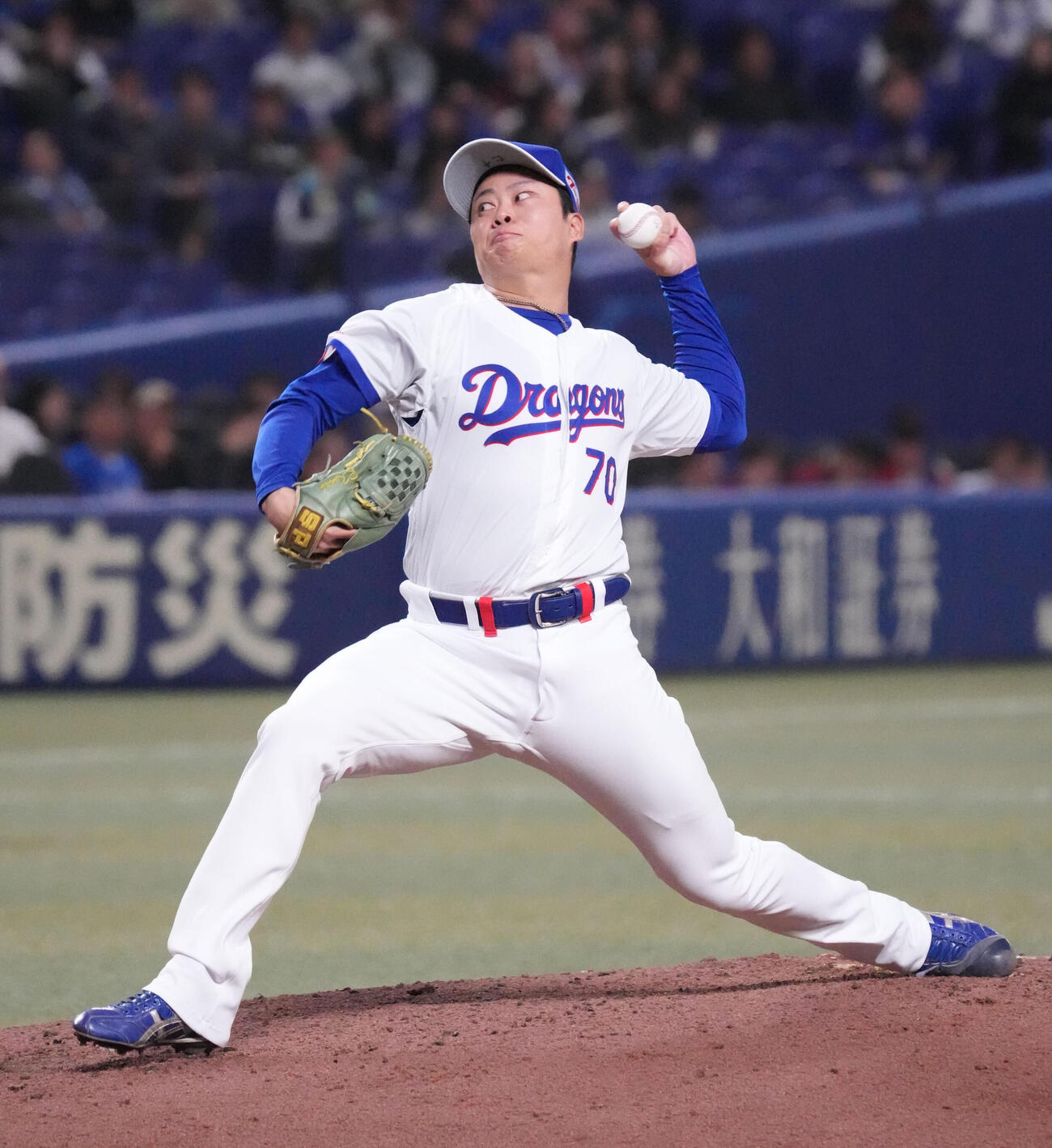 中日対楽天　7回表、中日3番手で登板する近藤（撮影・森本幸一）