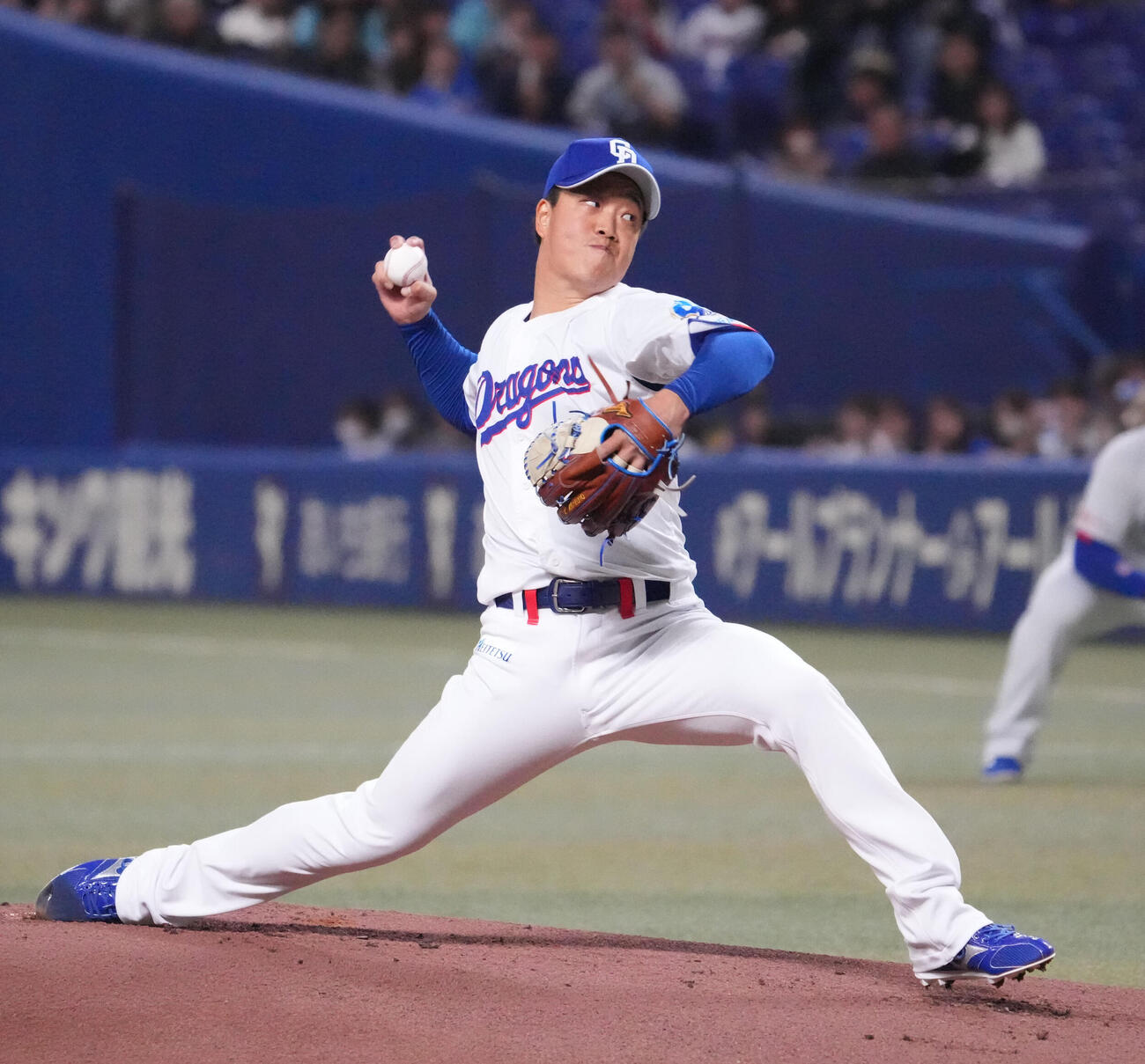 中日対楽天　1回表、登板する中日先発の柳（撮影・森本幸一）