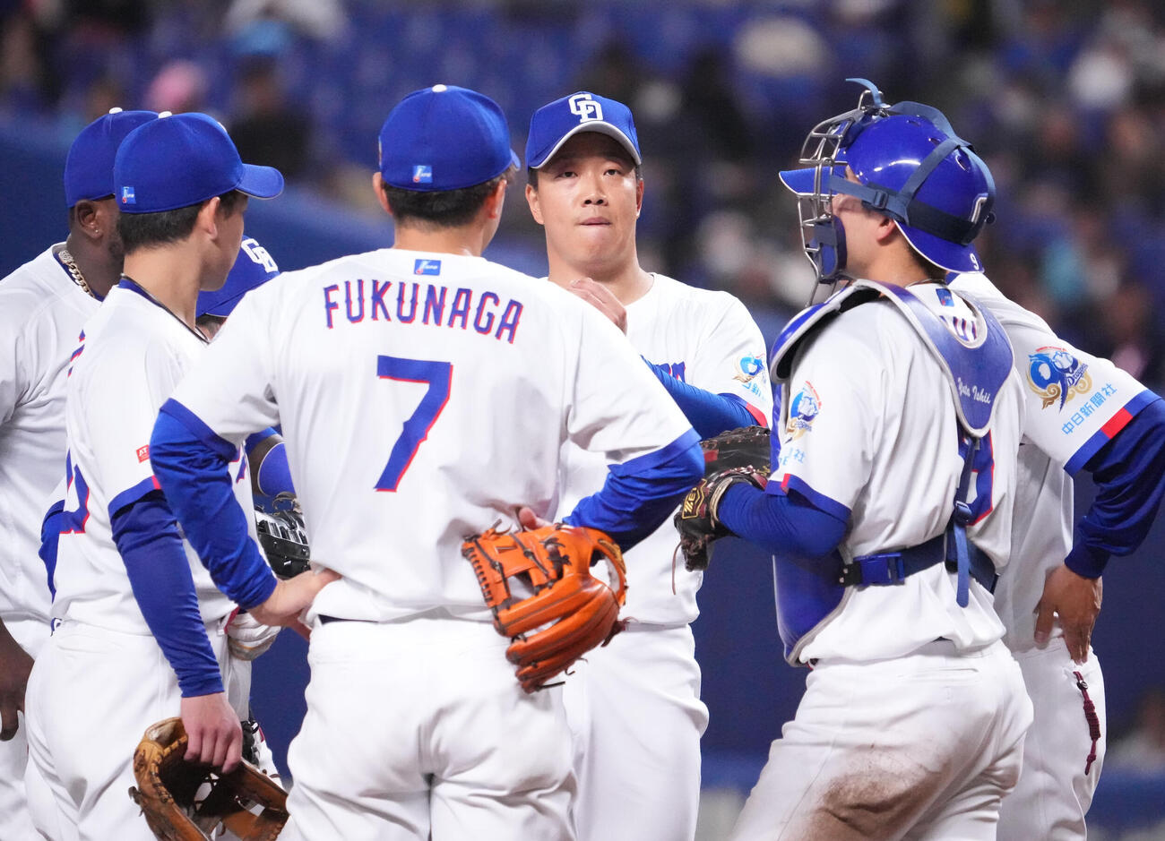 中日対楽天　3回表楽天無死二塁、マウンド上の柳（右から3人目）のもとに集まる中日ナイン（撮影・森本幸一）