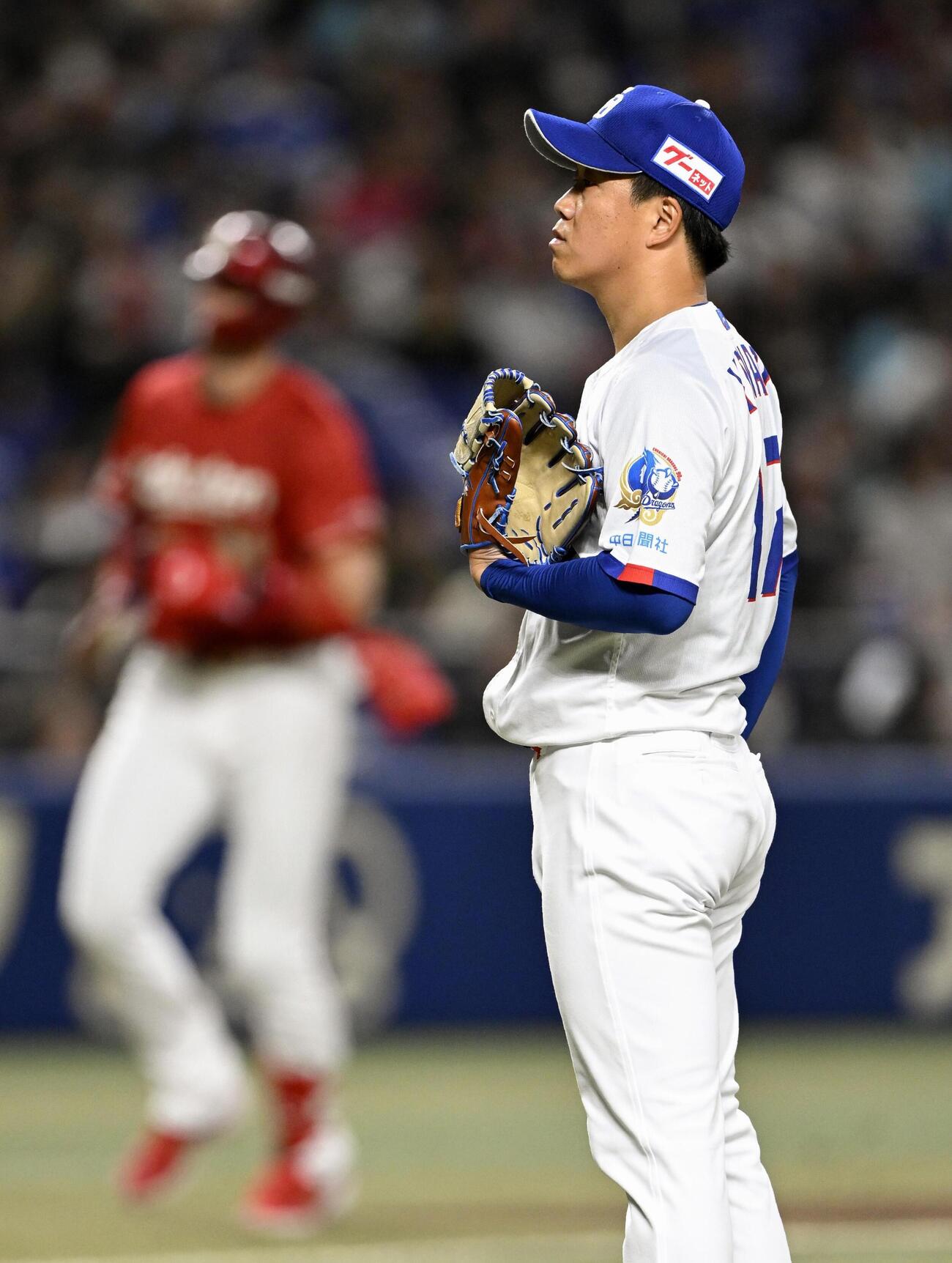 2回、楽天・マッカスカー（奥）に3ランを浴びた中日・柳（共同）