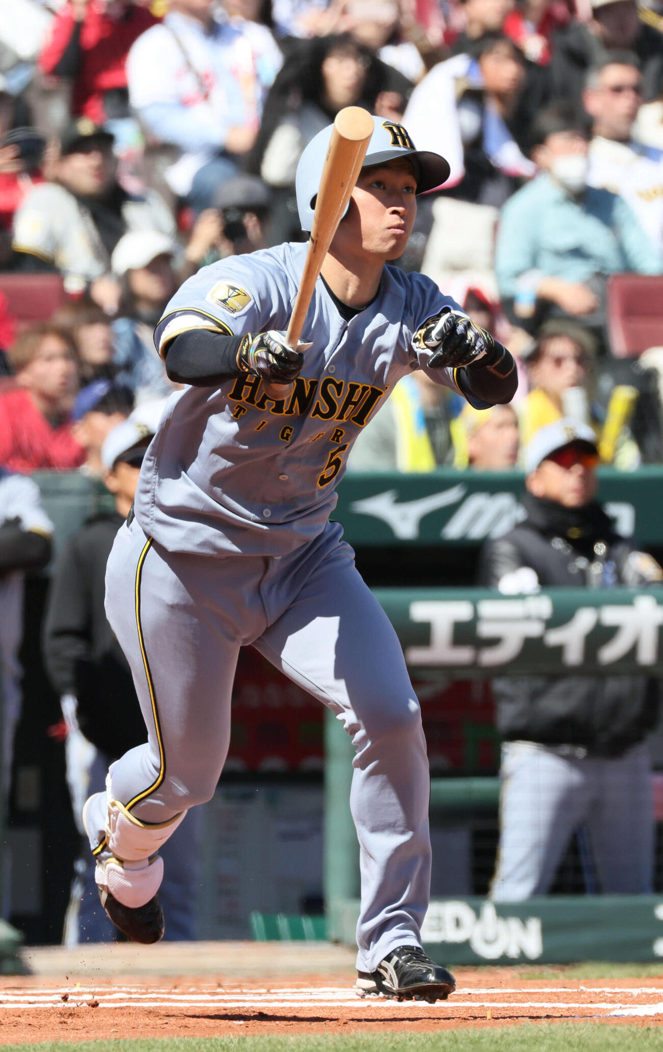 広島対阪神　1回表阪神無死、近本は先制右越え本塁打を放つ（撮影・加藤孝規）