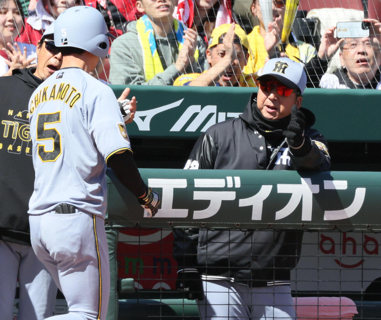 広島対阪神　1回表阪神無死、先制右越え本塁打を放った近本を迎える藤川監督（撮影・加藤孝規）