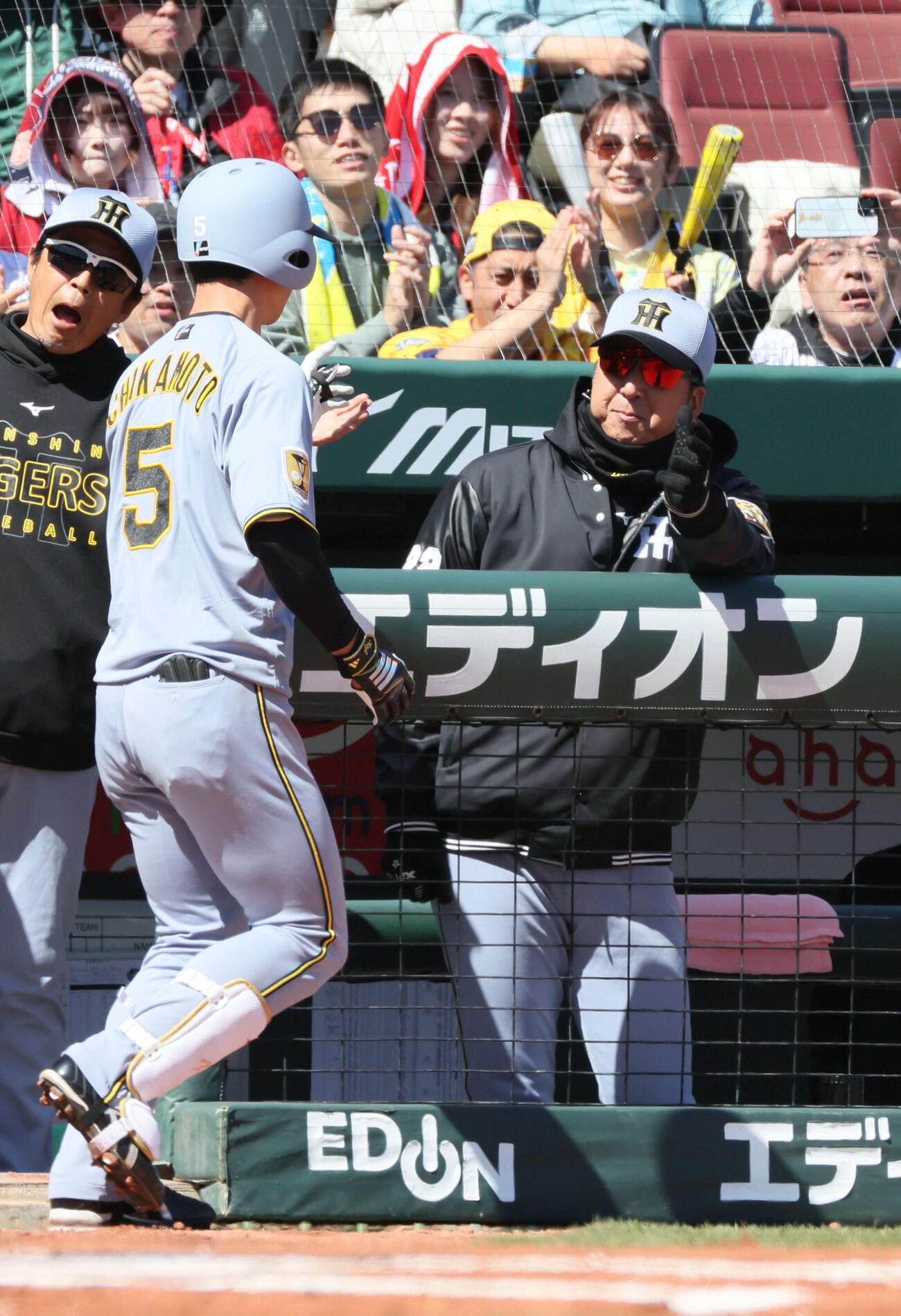 広島対阪神　1回表阪神無死、先制右越え本塁打を放った近本を迎える藤川監督（撮影・加藤孝規）