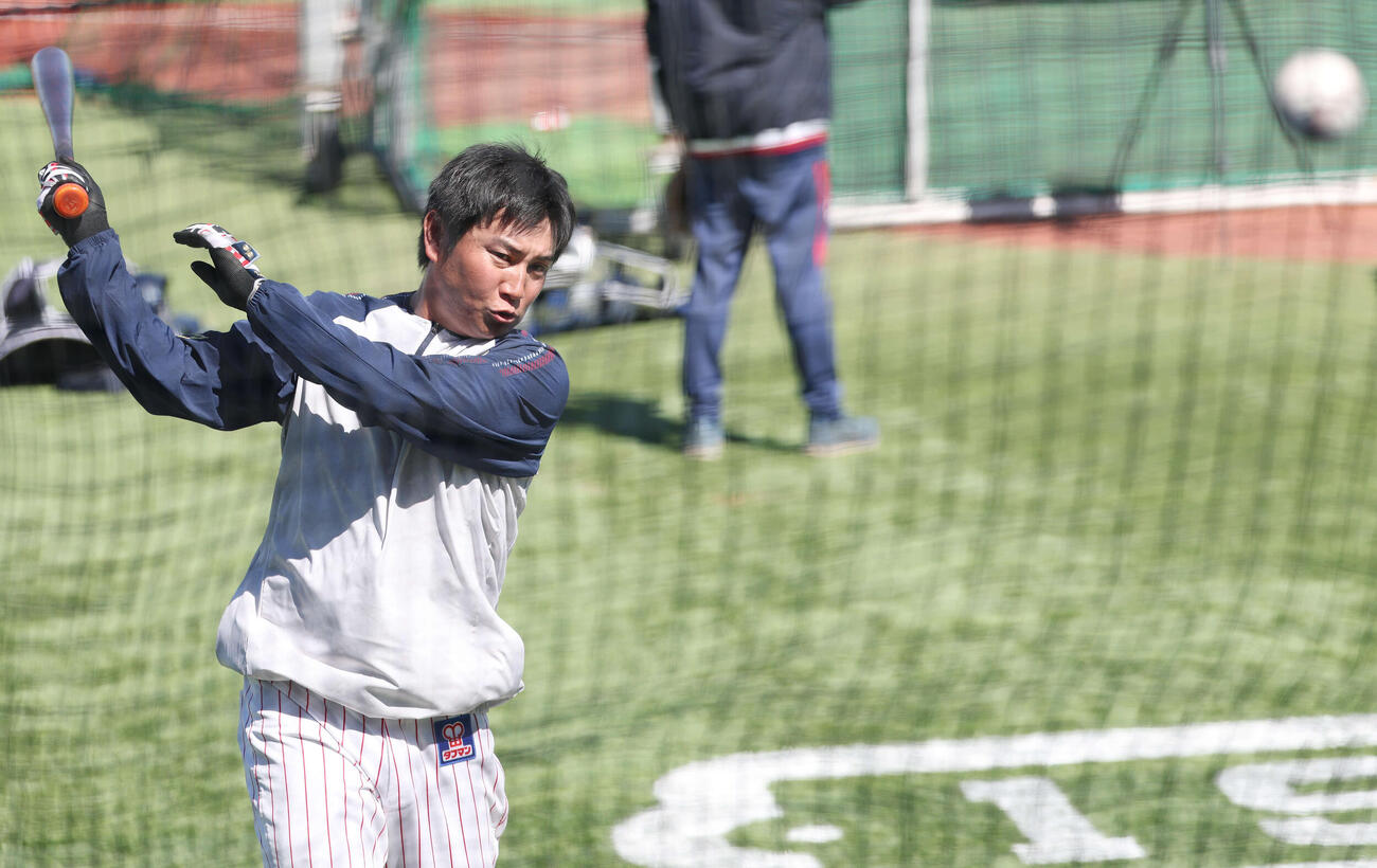 ヤクルト対オリックス　試合前、打撃練習するヤクルト川端（撮影・宮地輝）