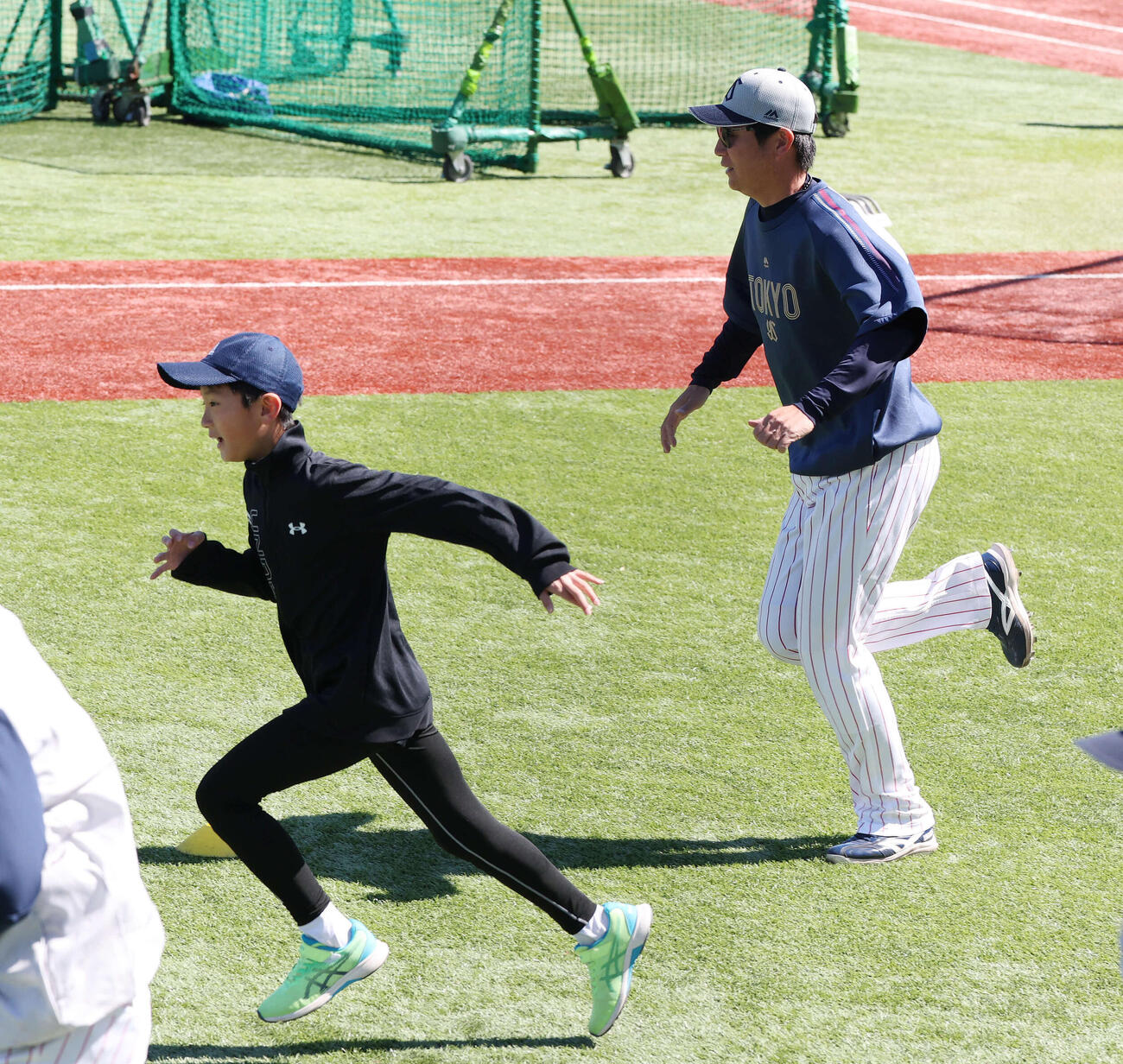 ヤクルト対オリックス　試合前練習で長男と走るヤクルト川端（撮影・宮地輝）