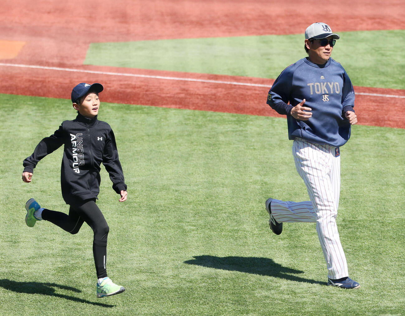 ヤクルト対オリックス　試合前練習で長男と走るヤクルト川端（撮影・宮地輝）