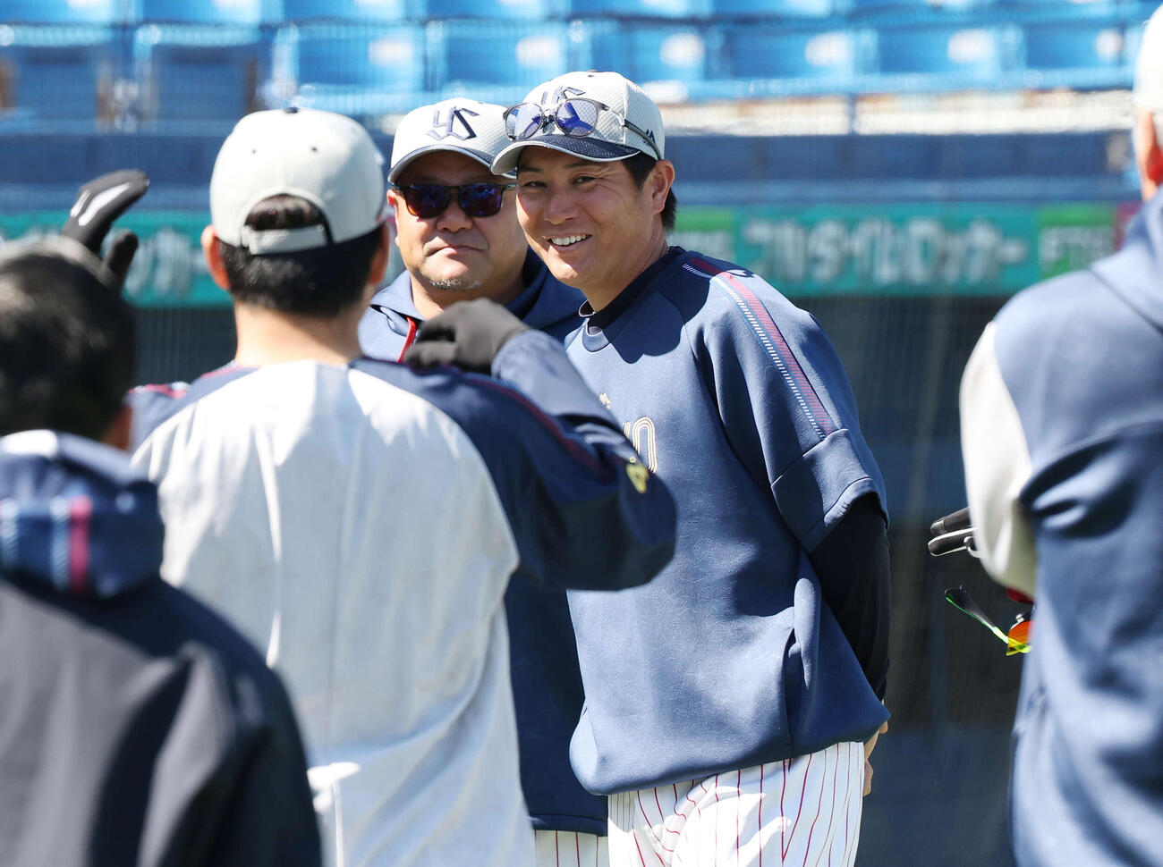 ヤクルト対オリックス　試合前練習で笑顔を見せるヤクルト川端（撮影・宮地輝）