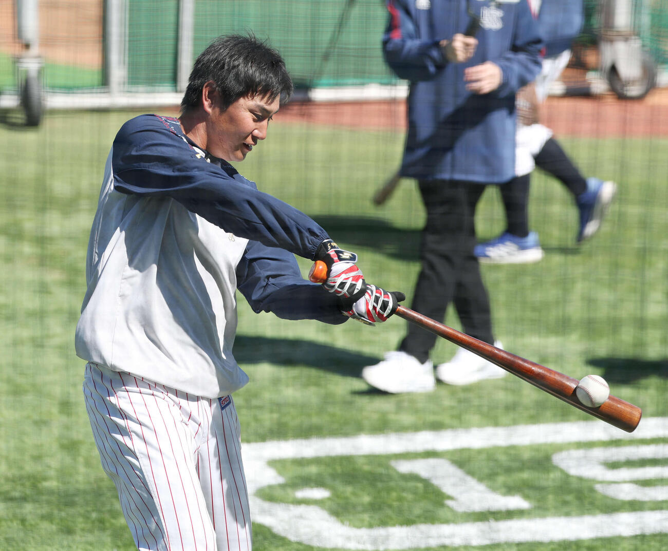 ヤクルト対オリックス　試合前、打撃練習するヤクルト川端（撮影・宮地輝）