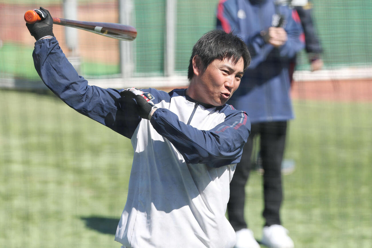 ヤクルト対オリックス　試合前、打撃練習するヤクルト川端（撮影・宮地輝）