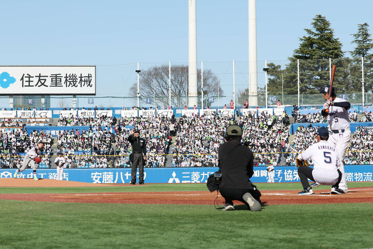 ヤクルト対オリックス　始球式で打席に立つヤクルト川端。投手は長男、捕手は父（撮影・宮地輝）