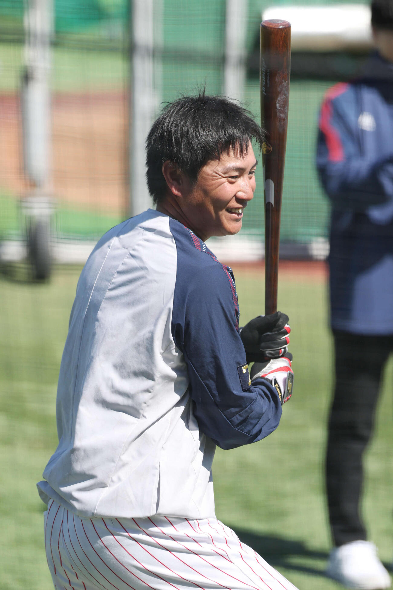 ヤクルト対オリックス　試合前、笑顔で打撃練習するヤクルト川端（撮影・宮地輝）