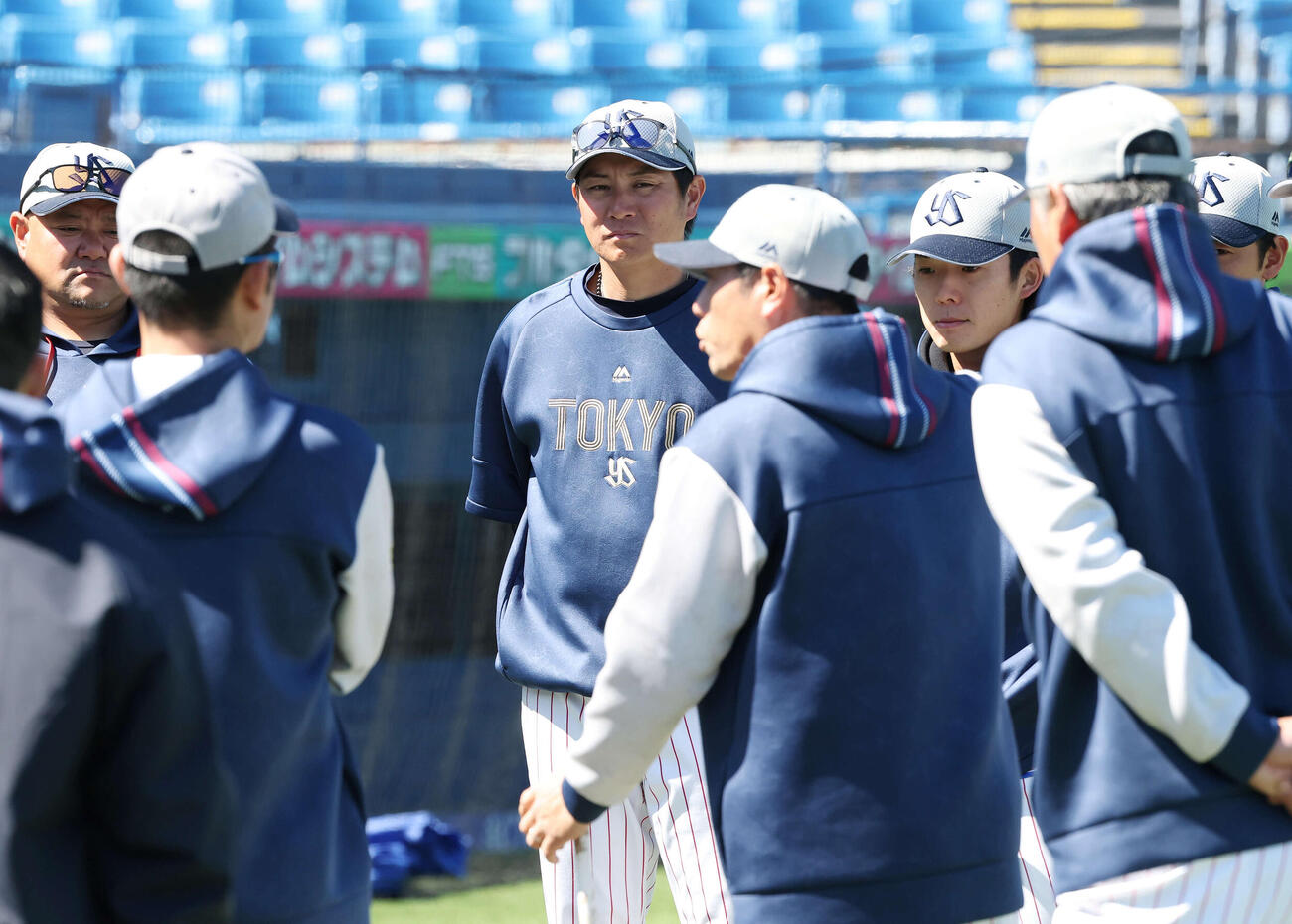 ヤクルト対オリックス　試合前練習で話を聞くヤクルト川端ら（撮影・宮地輝）