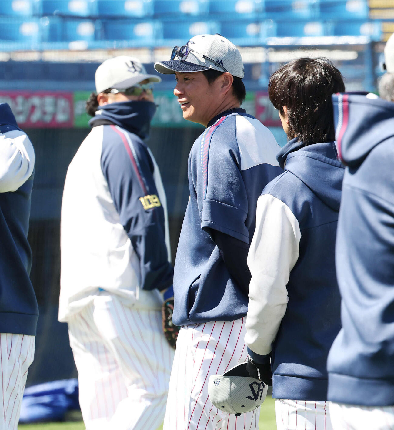 ヤクルト対オリックス　試合前練習で笑顔を見せるヤクルト川端（撮影・宮地輝）