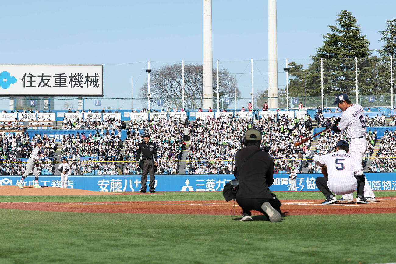 ヤクルト対オリックス　始球式で打席に立つヤクルト川端。投手は長男、捕手は父（撮影・宮地輝）