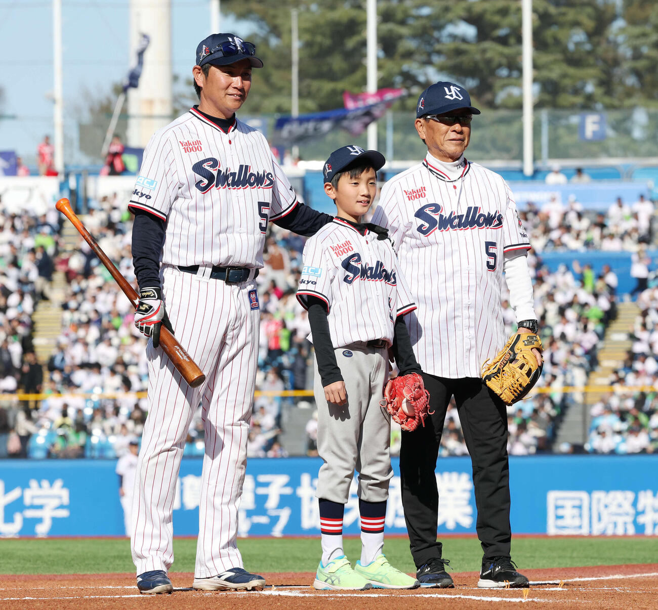 ヤクルト対オリックス　始球式を終え、投手の長男、捕手の父と記念撮影するヤクルト川端（撮影・宮地輝）