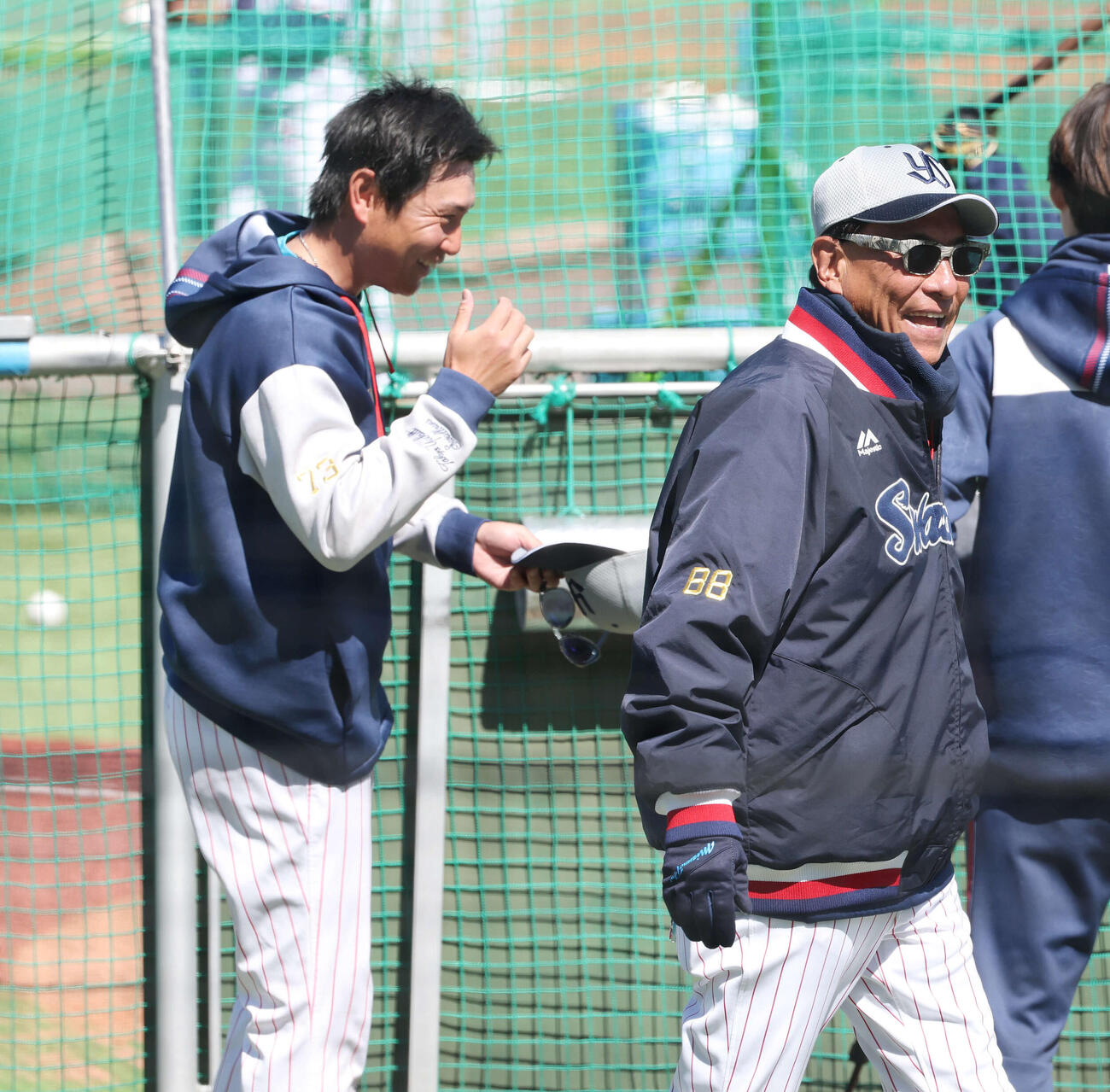 ヤクルト対オリックス　試合前練習で笑顔を見せるヤクルト川端（左）と池山監督（撮影・宮地輝）