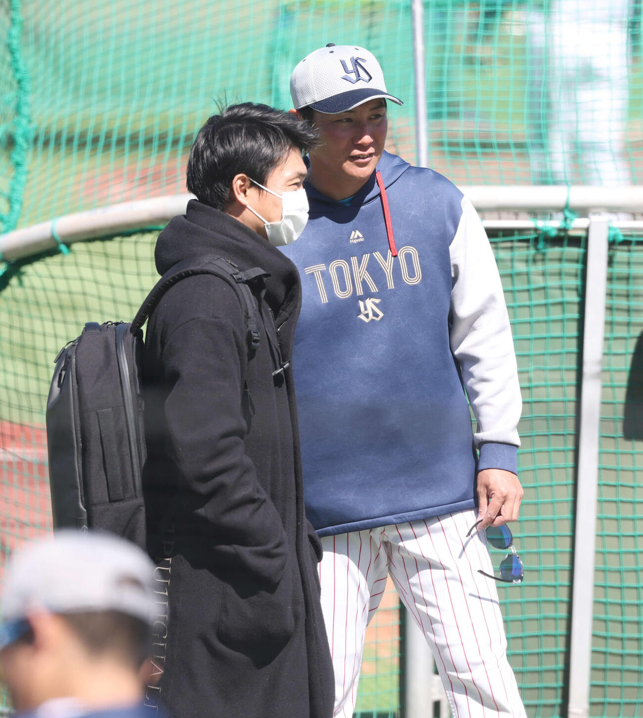 ヤクルト対オリックス　試合前練習で言葉を交わすヤクルト青木GM（左）と川端（撮影・宮地輝）