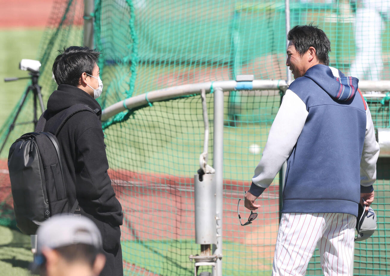 ヤクルト対オリックス　試合前練習で言葉を交わすヤクルト青木GM（左）と川端（撮影・宮地輝）