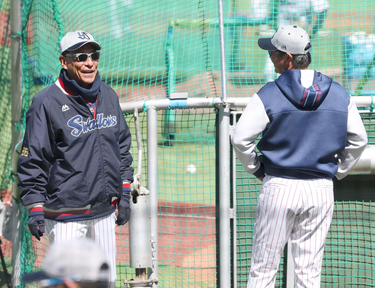 ヤクルト対オリックス　試合前練習で言葉を交わすヤクルト池山監督（左）と川端（撮影・宮地輝）