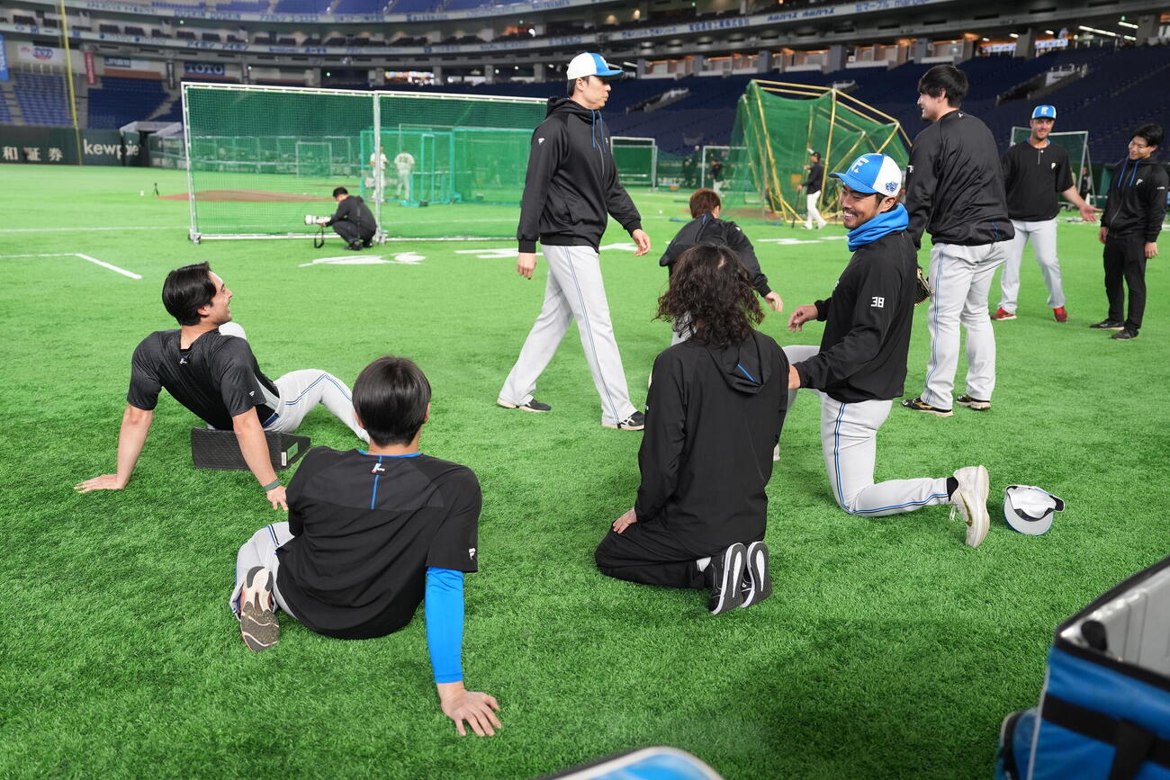 巨人対日本ハム　チームメートと談笑する林家正（右端）（撮影・井上学）