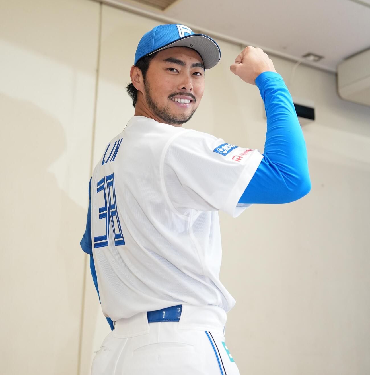 巨人対日本ハム　入団会見に臨む新外国人捕手の林家正（撮影・井上学）