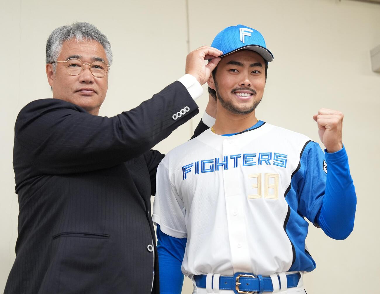 巨人対日本ハム　入団会見に臨む新外国人捕手の林家正（右）。左は木田GM代行（撮影・井上学）