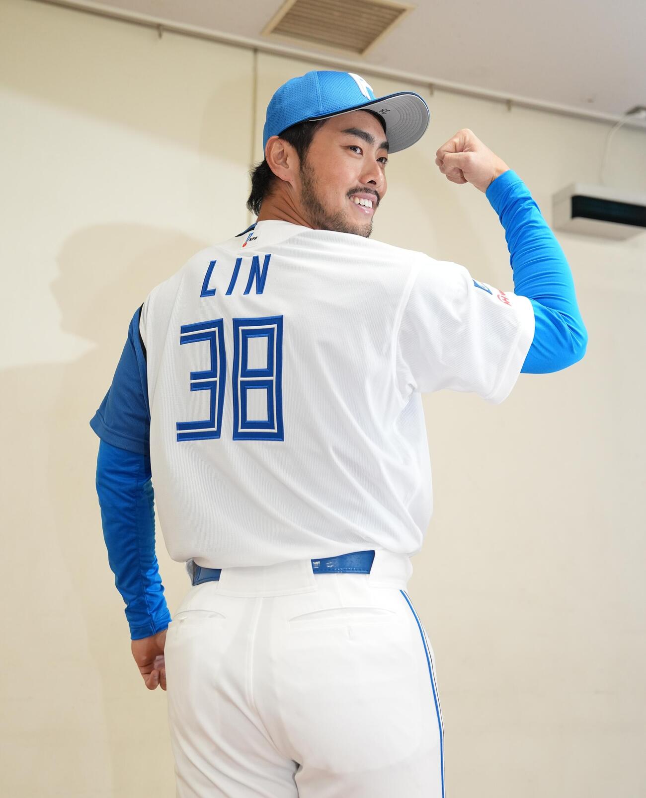 巨人対日本ハム　入団会見に臨む新外国人捕手の林家正（撮影・井上学）