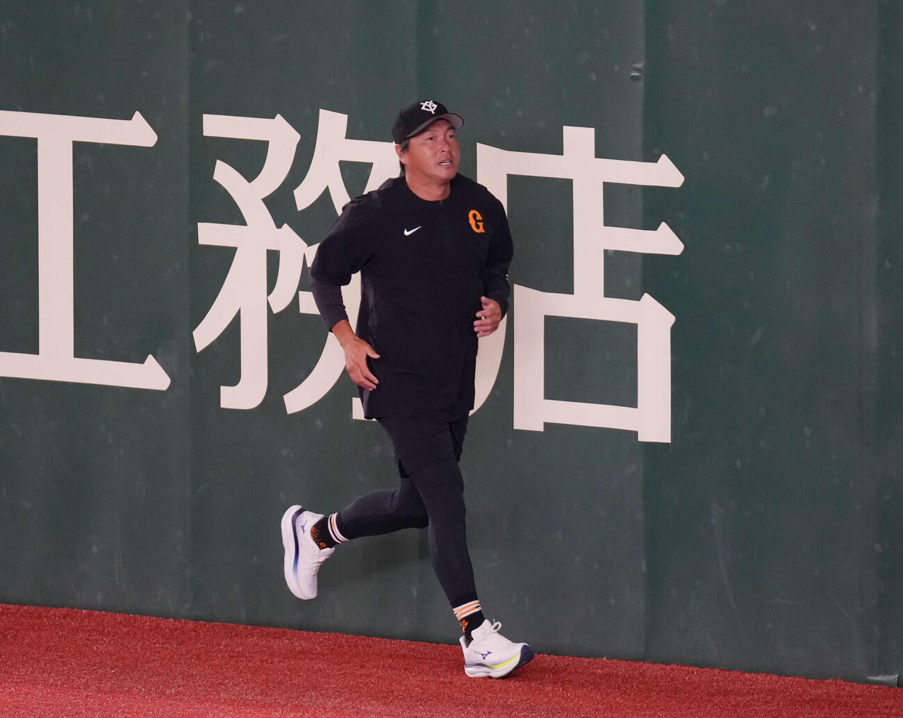 試合前、アップをする巨人長野（撮影・増田悦実）