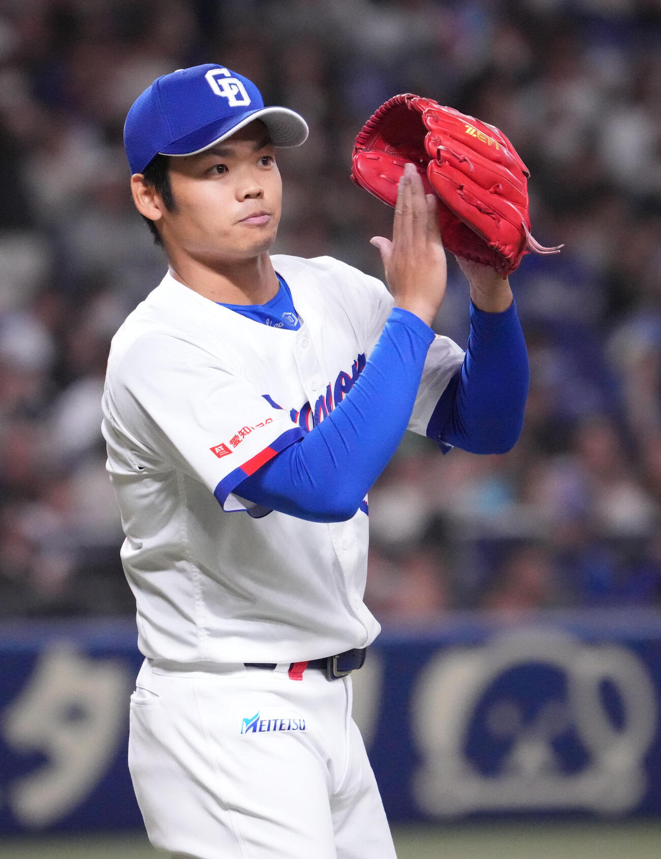 中日対楽天　5回表終了、ナインに声をかけベンチへ戻る根尾（撮影・森本幸一）