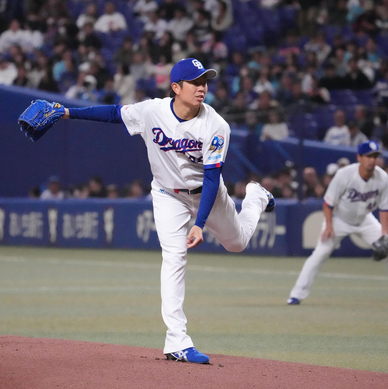 中日対楽天　1回表、登板する中日先発の松葉（撮影・森本幸一）