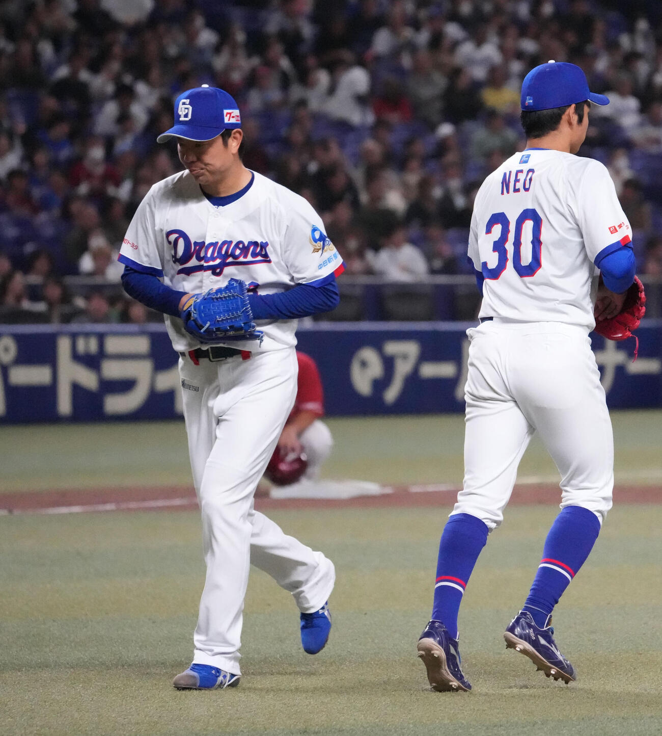 中日対楽天　5回表楽天1死二、三塁、松葉（左）はマウンドを降りる（撮影・森本幸一）