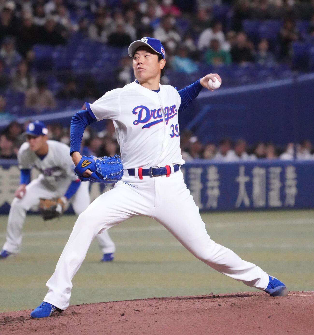 中日対楽天　4回表、力投する中日先発の松葉（撮影・森本幸一）