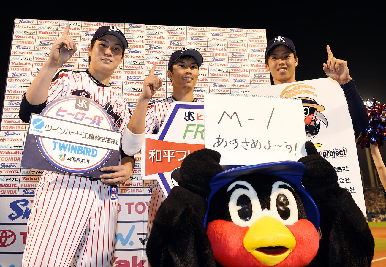 2015年9月、優勝マジックが1となりお立ち台で指を1本立てて笑顔を見せる川端（左）上田（中央）杉浦の3人