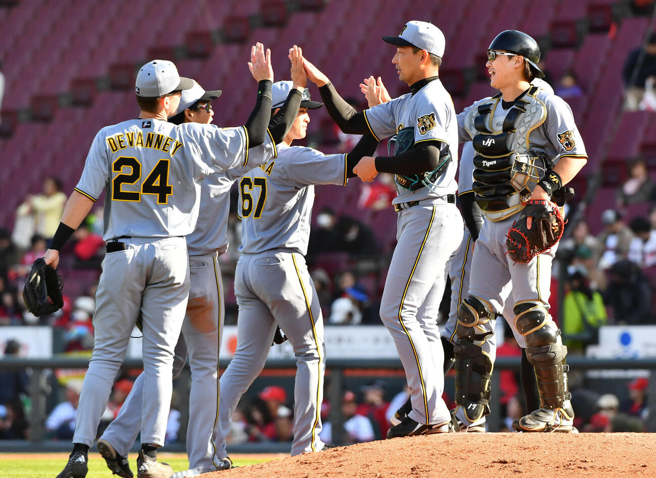 広島対阪神　広島に勝利し、タッチを交わす阪神ナイン（撮影・岩下翔太）