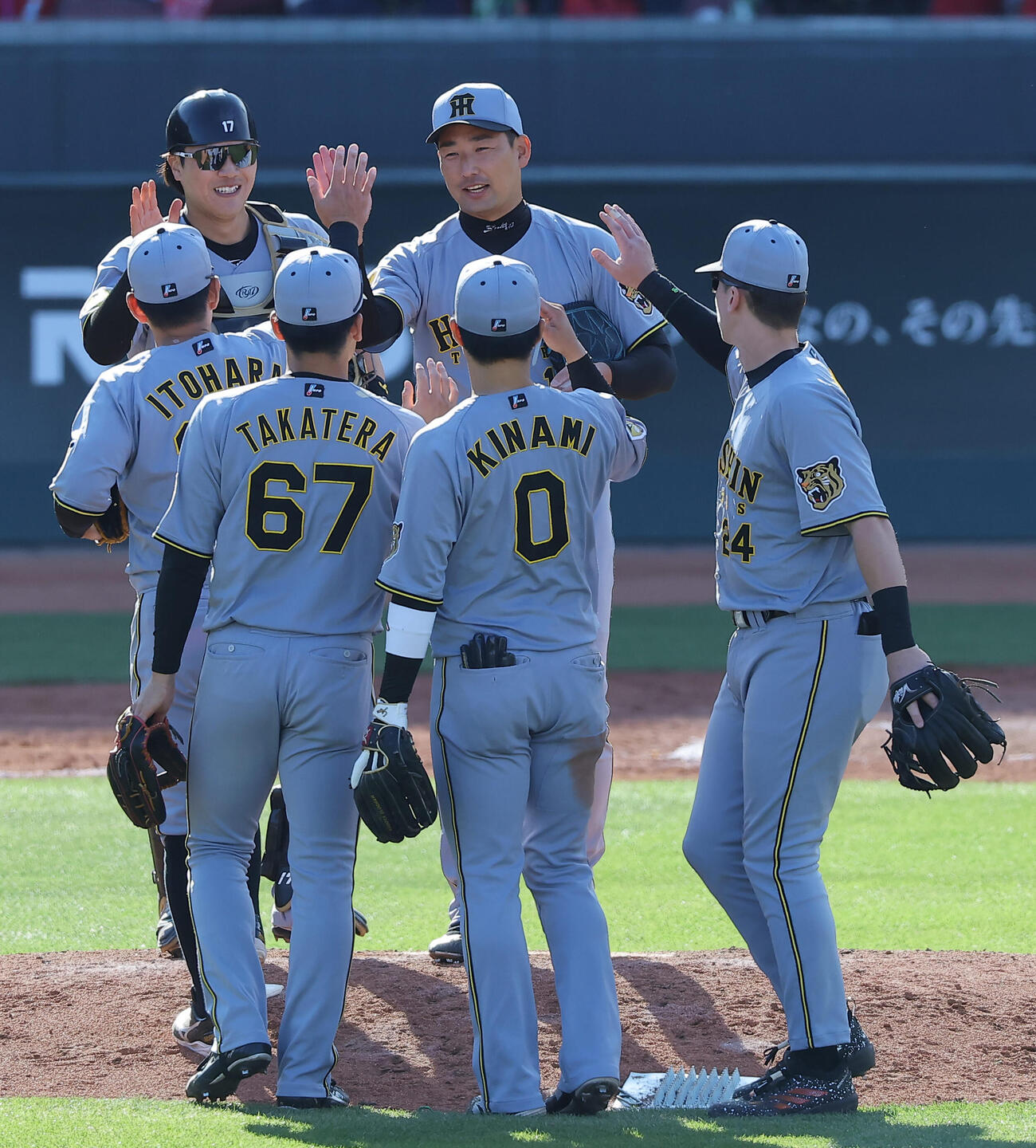 広島対阪神　広島に勝利した岩崎（中央）はナインとハイタッチをする（撮影・上田博志）