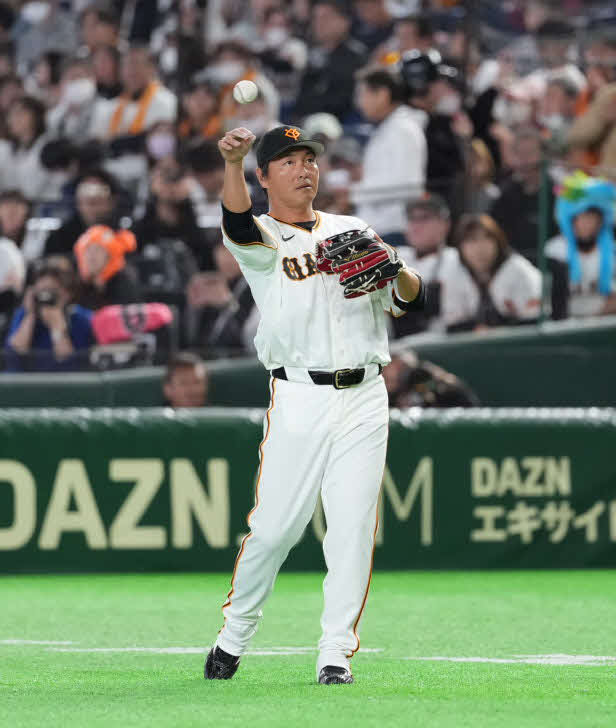 巨人対日本ハム　試合前練習をする巨人長野久義氏（撮影・井上学）