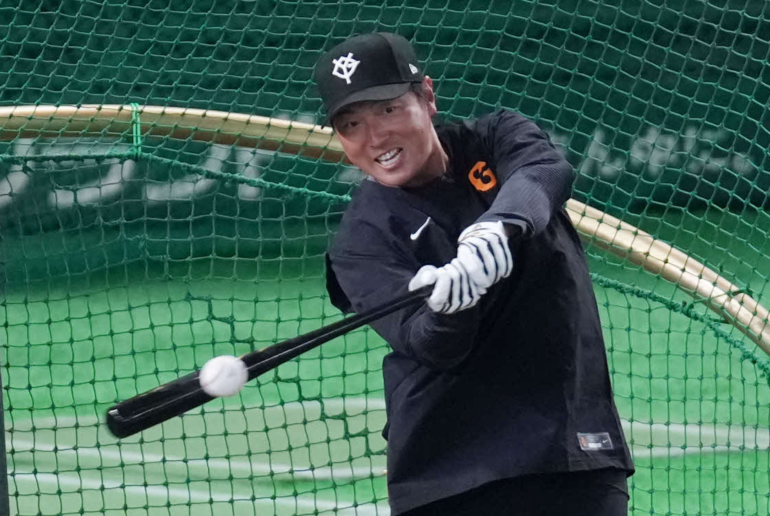 試合前、打撃練習をする巨人長野久義氏（撮影・増田悦実）