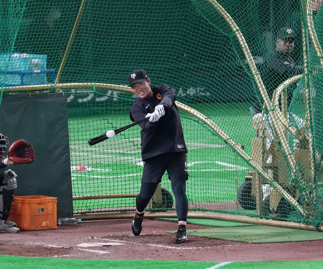 試合前、打撃練習をする巨人長野久義氏（撮影・増田悦実）