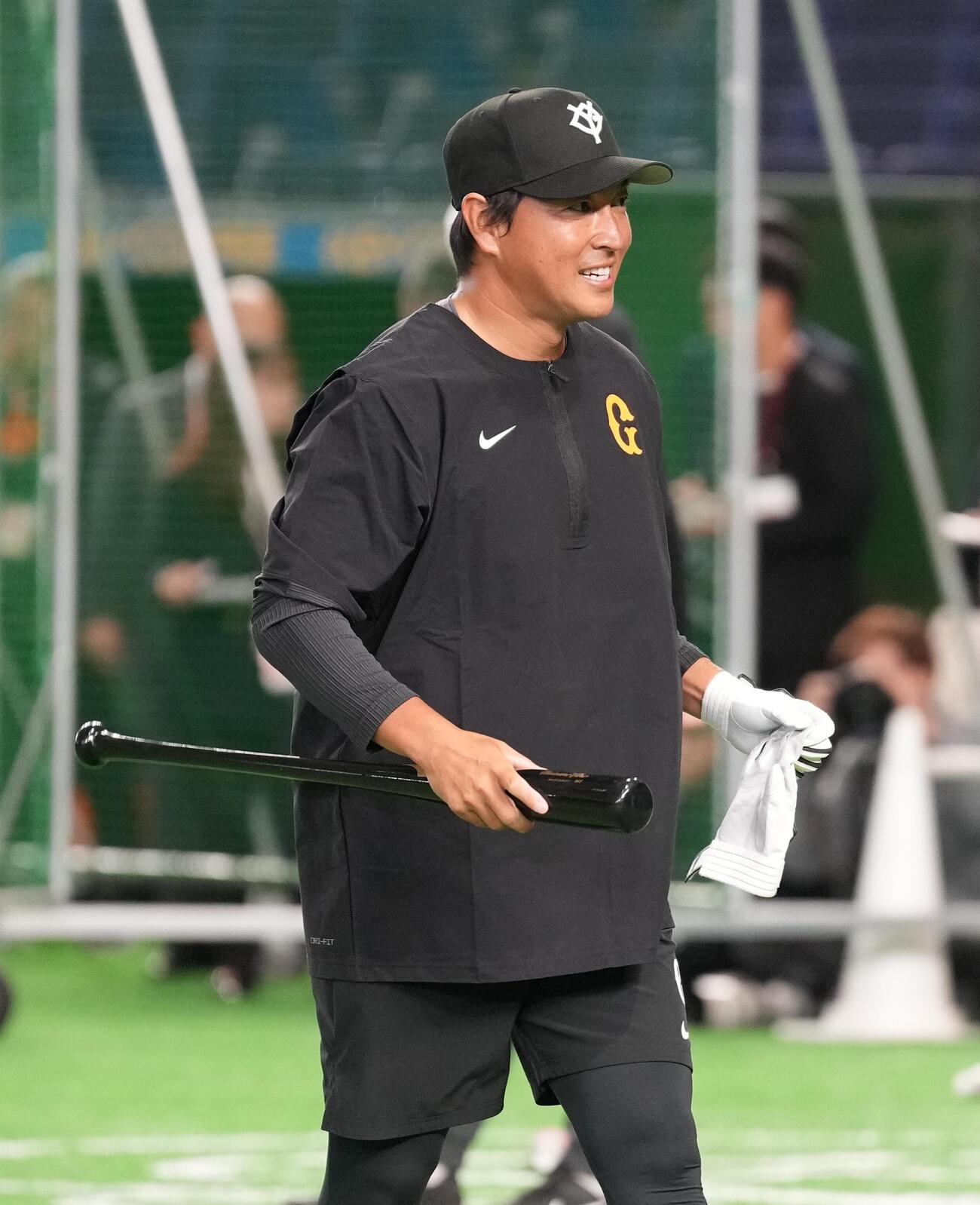 巨人対日本ハム　笑顔で練習に臨む巨人長野久義氏（撮影・井上学）