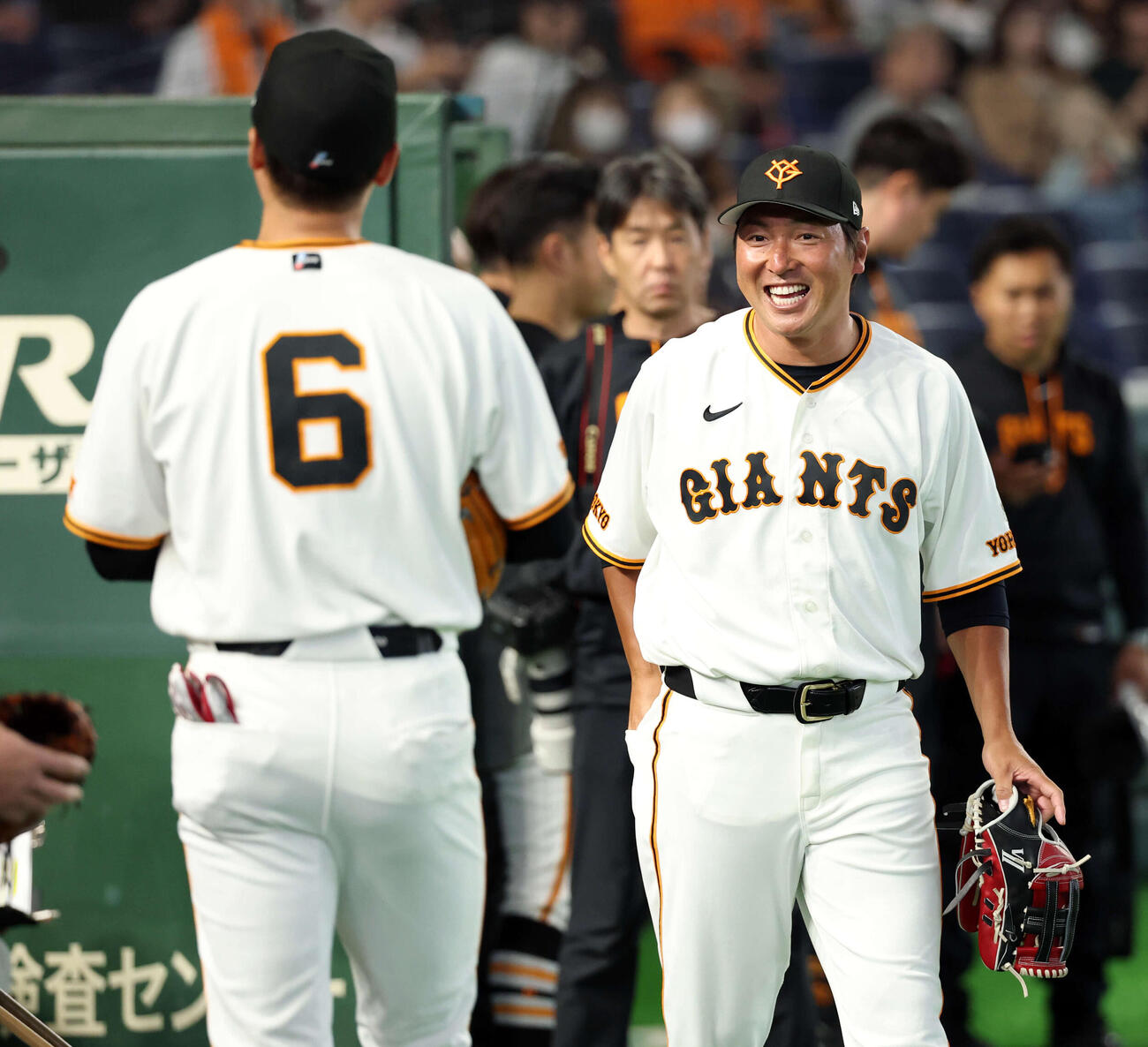 巨人対日本ハム　試合前、巨人坂本勇（左）と笑顔を見せる長野（撮影・浅見桂子）