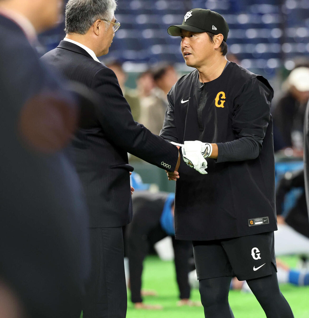 巨人対日本ハム　試合前、日本ハム木田GM（左）と握手巨人長野（撮影・浅見桂子）