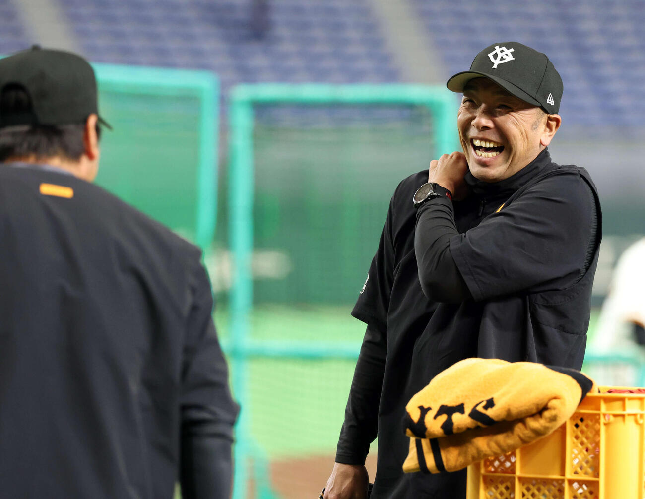 巨人対日本ハム　試合前、巨人長野（手前）と談笑する阿部監督（撮影・浅見桂子）