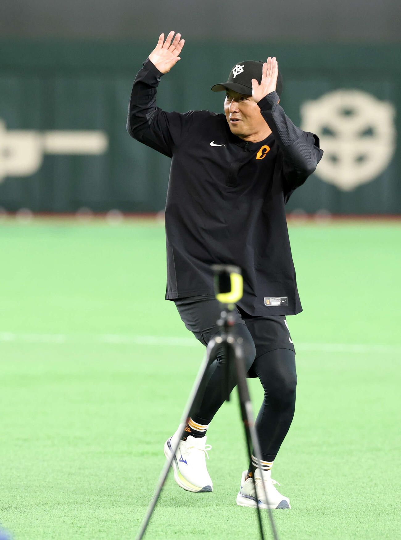 巨人対日本ハム　走塁練習で手を上げる巨人長野（撮影・浅見桂子）