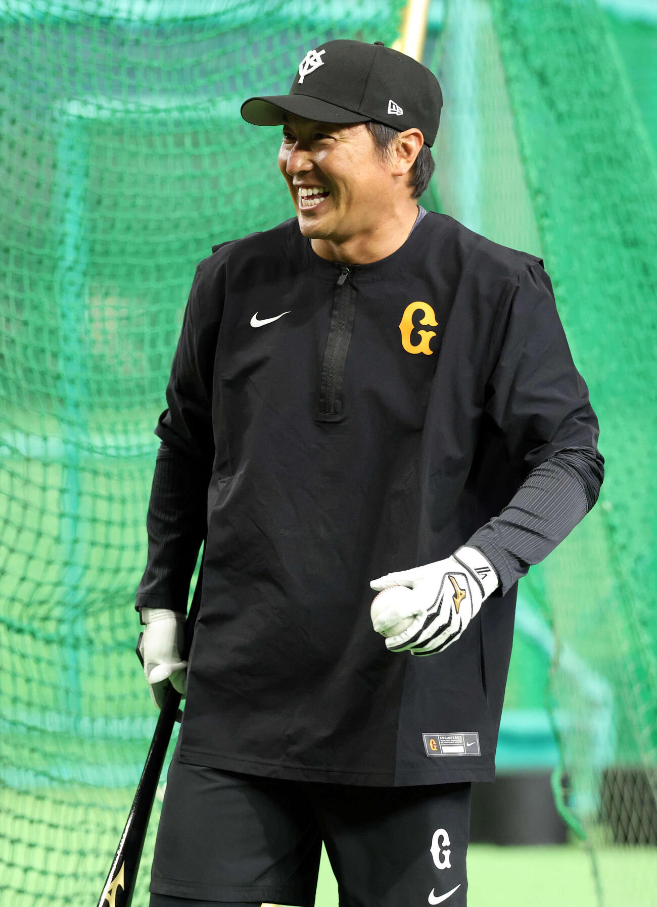 巨人対日本ハム　打撃練習で笑顔の巨人長野（撮影・浅見桂子）