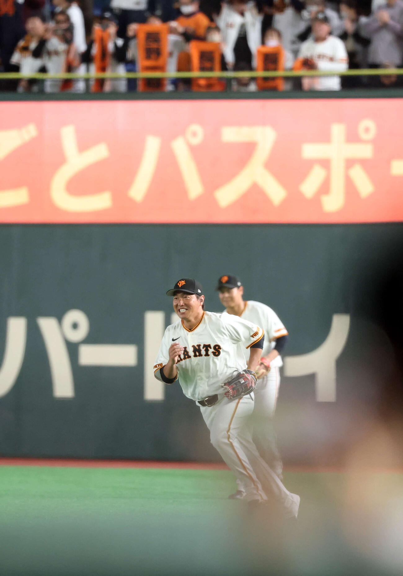 巨人対日本ハム　右翼スタンドからファンが「長野久義」のタオルを掲げる中、笑顔でシートノックする巨人長野（撮影・浅見桂子）