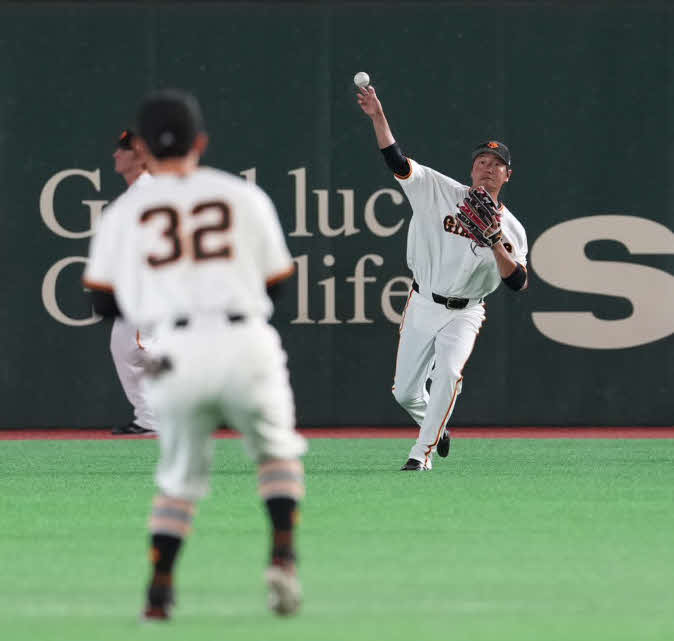 巨人対日本ハム　試合前練習をする巨人長野（撮影・井上学）