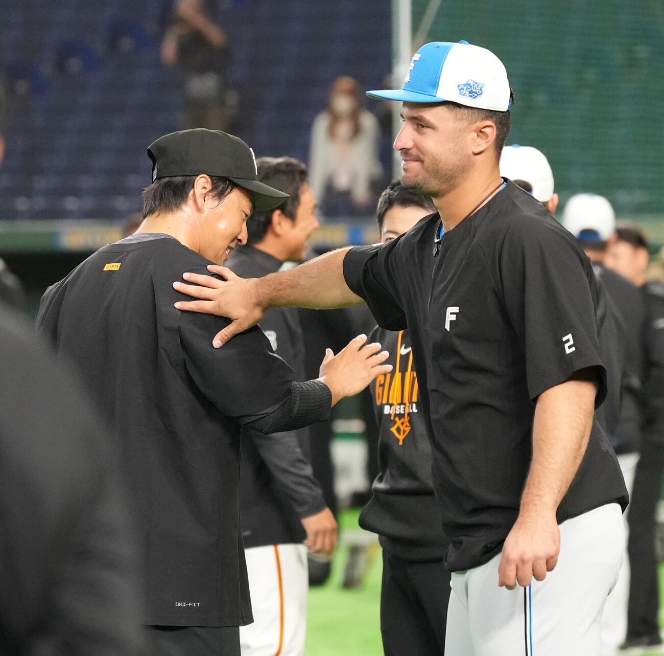 巨人対日本ハム　日本ハム・アリエル・マルティネスと談笑する巨人長野（撮影・井上学）