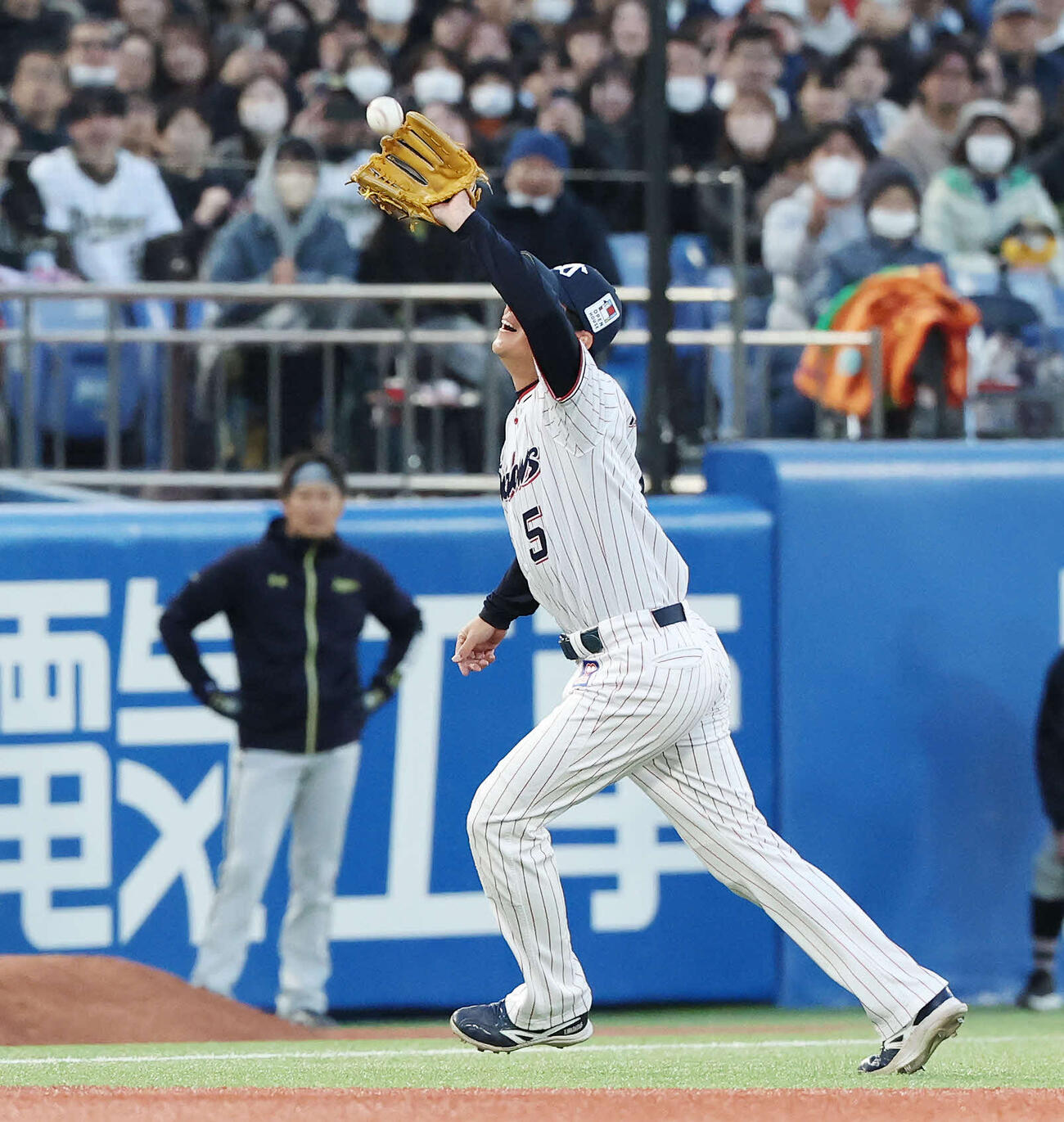 ヤクルト対オリックス　9回表オリックス2死、来田の遊飛を捕球する川端（撮影・宮地輝）